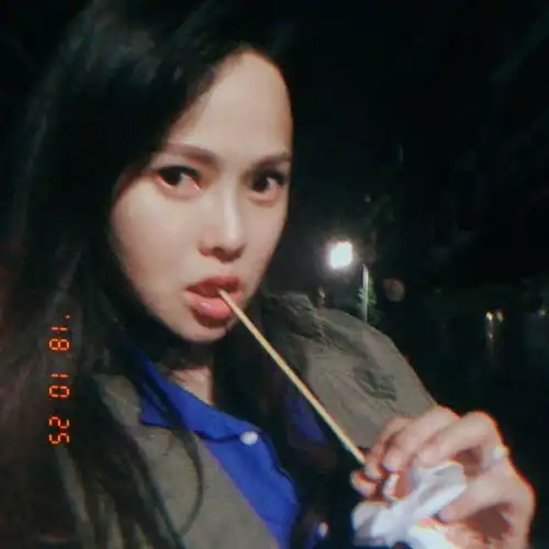 秦昊深夜陪老婆吃烧烤,被伊能静大赞是一个可靠的男人