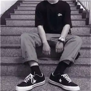 部位男头上半身全部是穿着牛仔裤的
