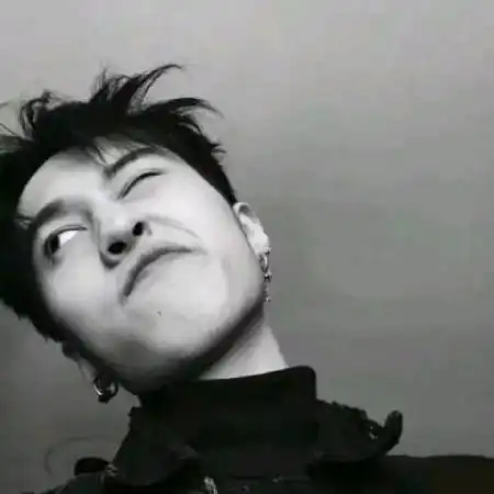 qq黑白头像男生,男人的笑何尝不是高傲
