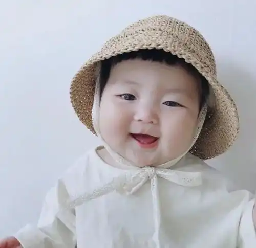 奶爸孙红雷晒3岁女儿照片,小家伙举手呆萌比耶,背影超可爱
