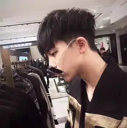 男生发型两边剃掉,一秒变帅哥
