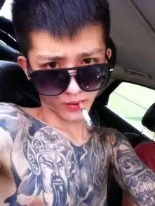 求大神p图把我的头像和纹身男人的头换换,弄弄我的脸上的光线,弄的真实一点,再弄弄角度