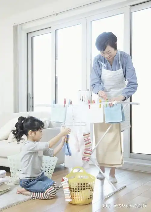 15岁男孩往电梯吐口水,妈妈怒怼邻居无底线的溺爱会毁了孩子