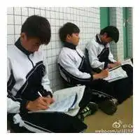 校服头像男生头像穿校服的帅气男生头像