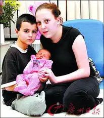 英国13岁少年爸爸成摇钱树父母卖新闻赚钱
