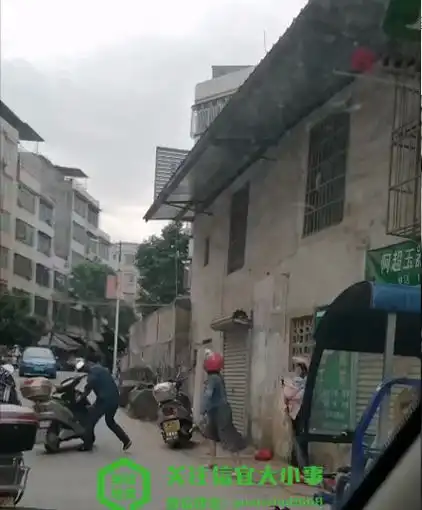 信宜一对男女当街互相拉扯争执,场面非常辣眼...