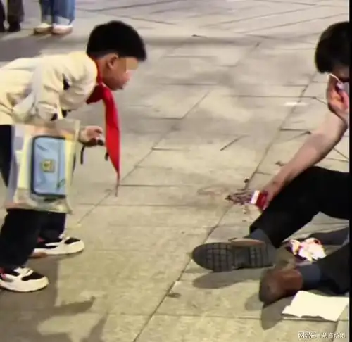 悲哀重庆男子血流满面坐在人来人往的街头,唯独小学生伸出援手