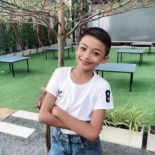 13岁凭化妆术爆红,还给爸妈盖别墅,这泰国男孩比女人更懂时尚