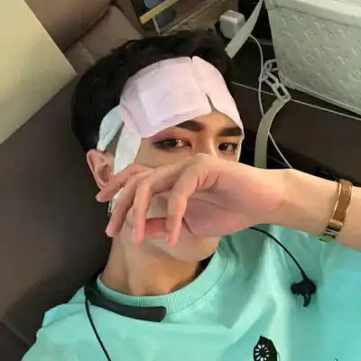 单手遮脸男生头像看不见正脸的图片
