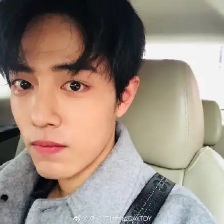 肖战自拍营业,造型清爽帅气,并问道自拍有进步了吧,还做了一件重要的事
