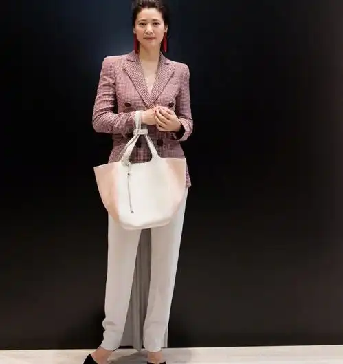 没有袁咏仪的身材就别这么穿衣服,不仅显出好身材,还一点不低俗
