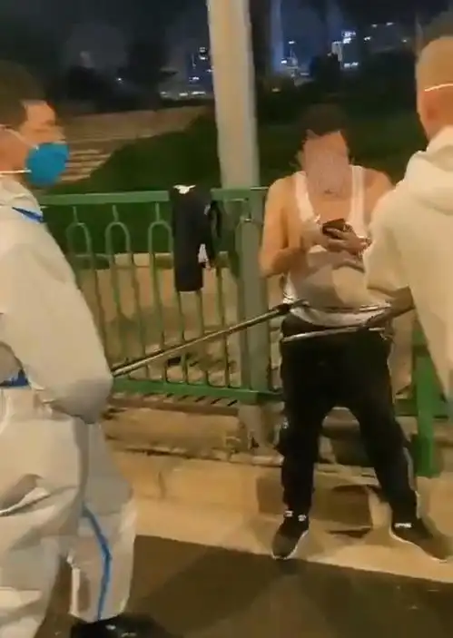 未戴口罩夜跑还爆粗口,上海男子遭巡逻人员粗暴控制叉到角落