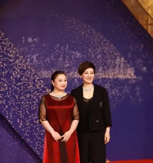 邓婕张国立夫妇共同出席活动,同穿西装真般配,老夫老妻仍恩爱
