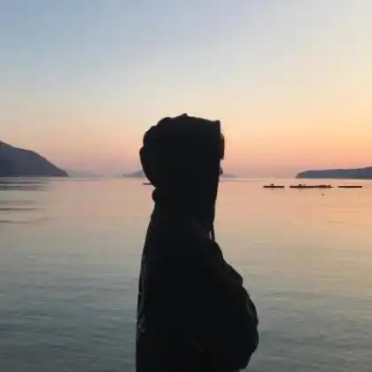 情绪低落孤单伤感颓废男生头像,我也不想堕落就是无法开心
