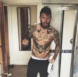女人可口的男人,肌肉配上小胡子更迷人
