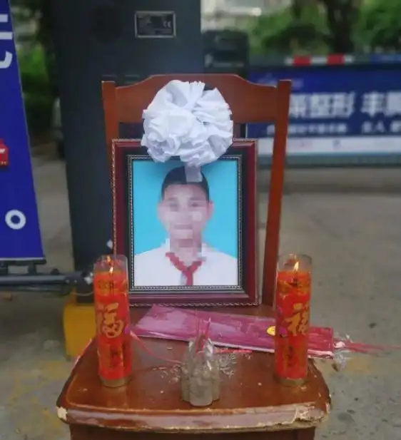 13岁男孩进电梯后蹊跷失踪父母一查监控,悲愤交加