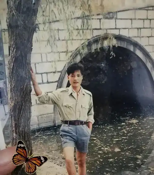 九十年代的成熟男人,身穿笔挺西装,标准的成功人士
