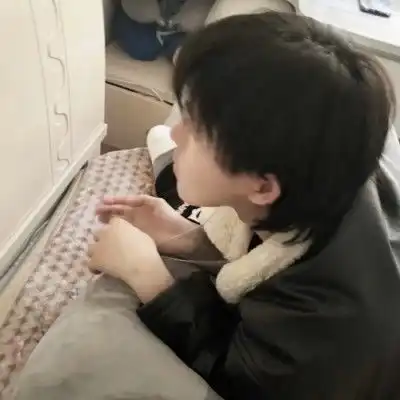ins高冷酷的男生头像
