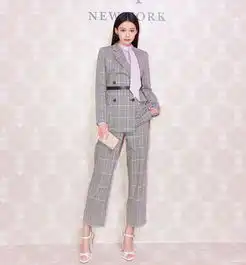 孙怡真敢秀身材,黑色闪片礼服裙尽现香肩长腿,加持红唇复古迷人