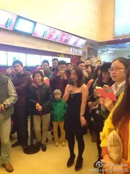 男子接受欲哭无泪女子跪地求婚高清组图