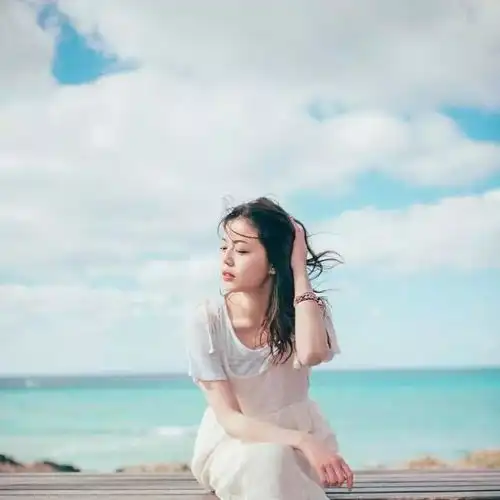 女生头像这样拍才好看透明感十足的头像太唯美了
