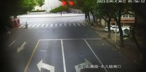 拘留一男子公然破坏萧山警察蜀黍真人秀反诈立牌
