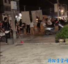 昨晚某街头上演男女混打戏码推搡踢打场面混乱