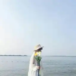 女生面向大海背影头像

