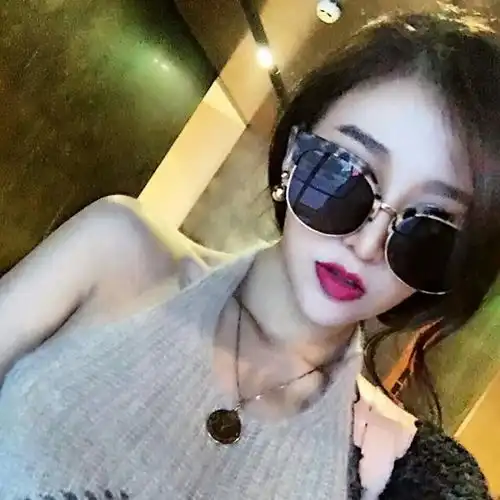 红唇墨镜傲娇美人

