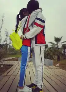 有什么带字好看的情侣皮肤吗还有情侣头像

