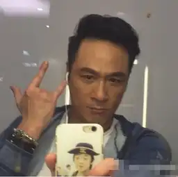 吴镇宇晒自拍被调侃傲娇费曼头像手机壳抢镜