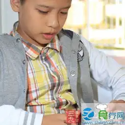 男童长时间游戏变歪脖低头族易患颈椎病