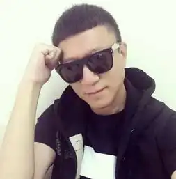 孙红被交警盯上孙红雷叫板网友有不服颜王的吗遭深圳交警批评没系安全带