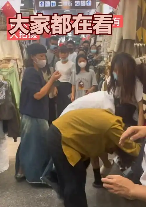 纪实三名女子因为男人当街相互撕扯,旁观者上衣都被扯烂了