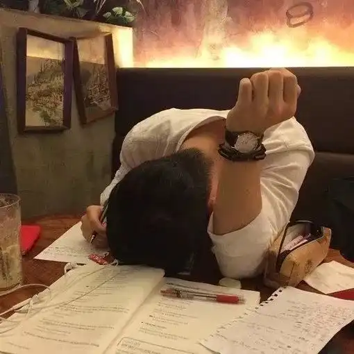 头像人要是倒霉起来,吃火锅不管坐哪里,烟都往你脸上飘
