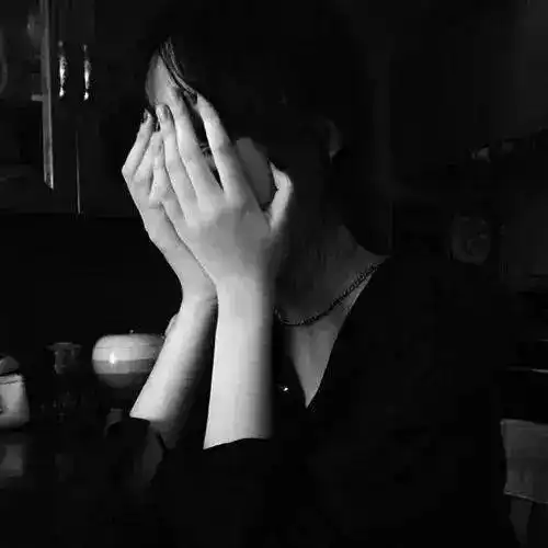 黑白灰色个性头像
