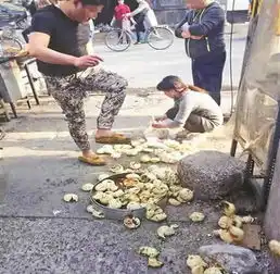 男子怒踩小贩包子画面曝光惹众怒双语