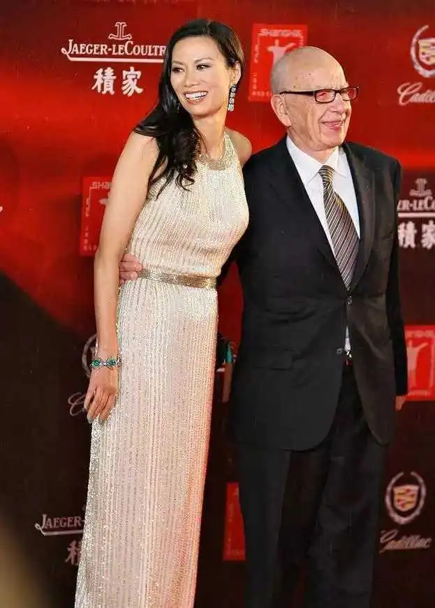邓文迪穿礼服裙确实美水钻挂脖流苏裙显超模身材,难怪小男友不断