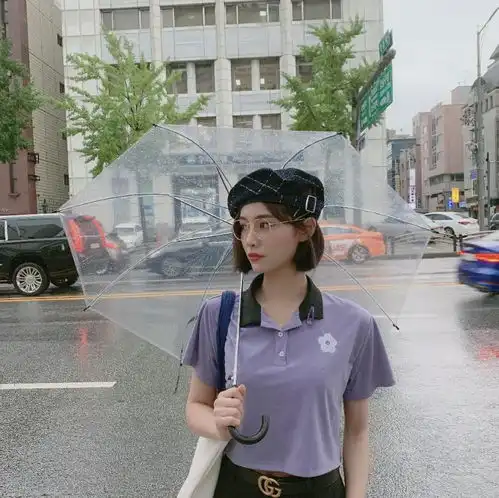 许佳琪现身机场,印花t恤外搭衬衫慵懒随意,骑行裤休闲风满满