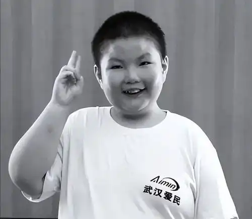 14年江西14岁男孩体重300斤,曾饿到翻垃圾桶,后来怎样
