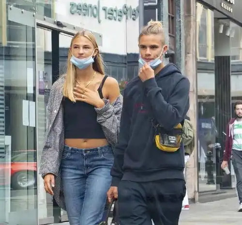 贝克汉姆二儿子出街秀恩爱,女友身材高挑似超模,罗密欧眼光真好