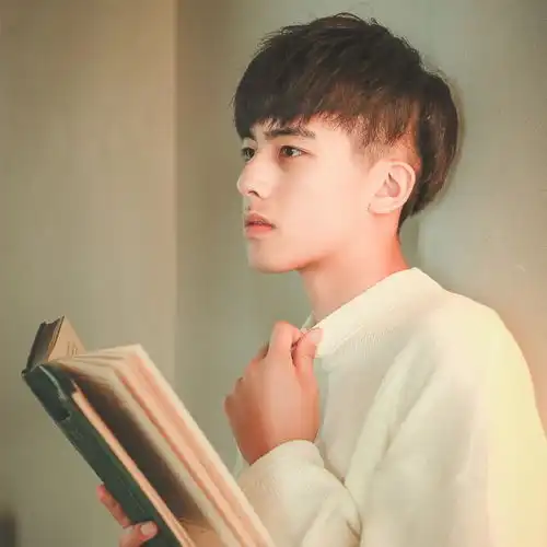为什么一个男生不主动联系你,但你发消息却秒回
