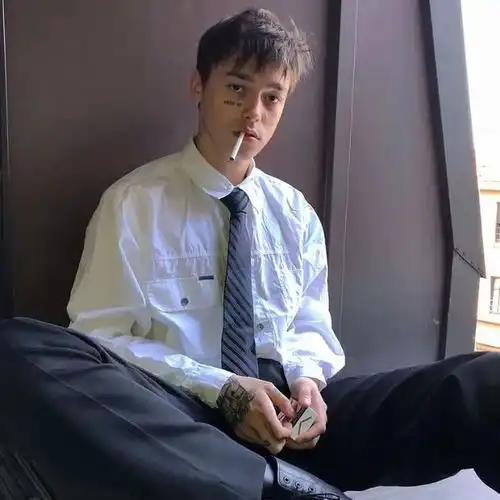 ins头像生活要有盼头才会有快乐和希望
