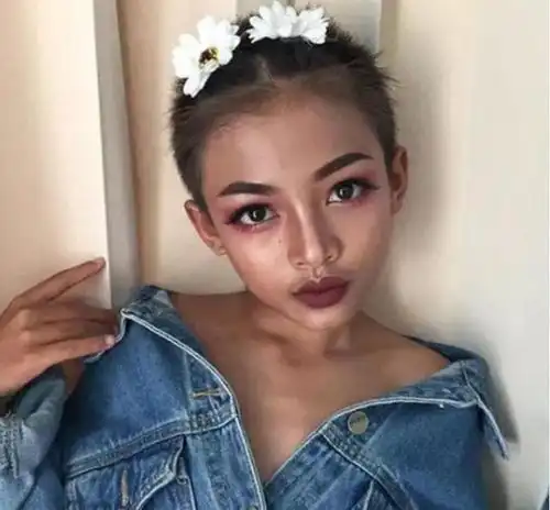 泰国13岁男孩,凭化妆技术赚钱给父母买豪宅,网友给我来一打