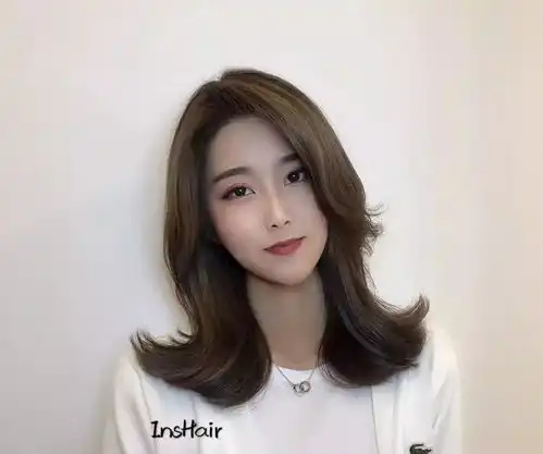 要想显脸小,发型就选鱼尾卷