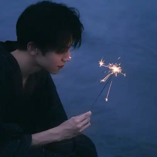 比起灯暗,我更怕人散.