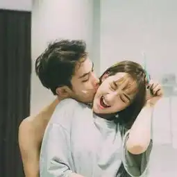 求一对女生在刷牙,男生从后面抱着她的情头