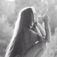 女生头像吸烟黑白黑白抽烟背影女人头像
