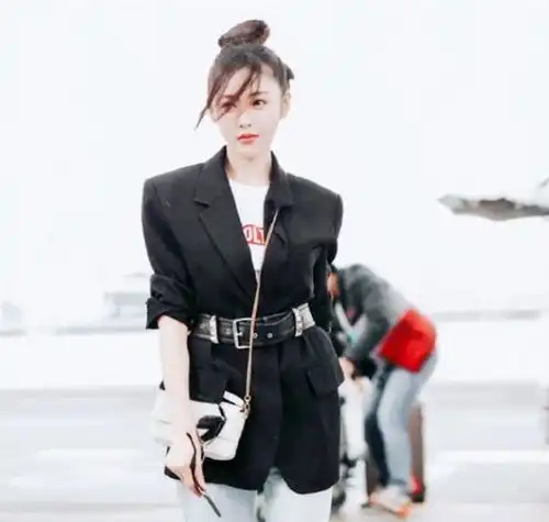 女明星的西装look李沁活力,鞠婧祎优雅,唐嫣变身霸道总裁