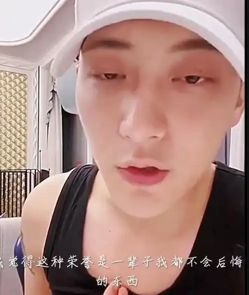 黄子韬杀疯了把徐艺洋生日名字纹肩上,俩人头像纹脖子上